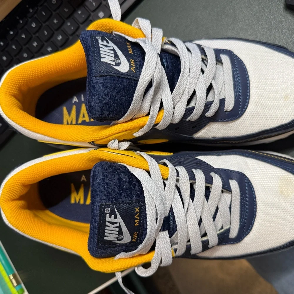 Nike Air Max in Navy and Gold - Picture 4 of 7
